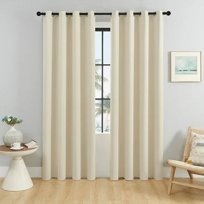 Rideau occultant uni couleur beige, élégant et sobre, idéal pour salon ou chambre, installé sur une tringle noire avec œillets.