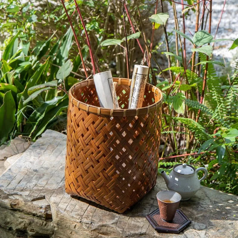 panier tressé marron clair rangement maison fleurs décor objets divers théière tasse papier rouleaux