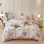 Une chambre cosy et chaleureuse avec un lit douillet orné de draps floraux délicats et de touches déco vintage.