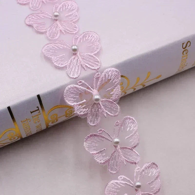 ruban decoratif brodé papillons mariage blanc rouge opacité broderie fine couture 1yard