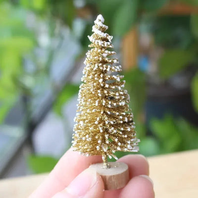 Mini sapin de Noël en sisal vert armée sur fond blanc