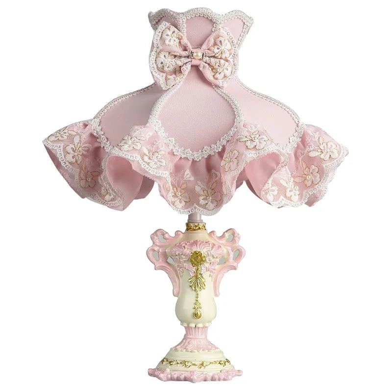 Lampe de chevet rose allumée dans une chambre