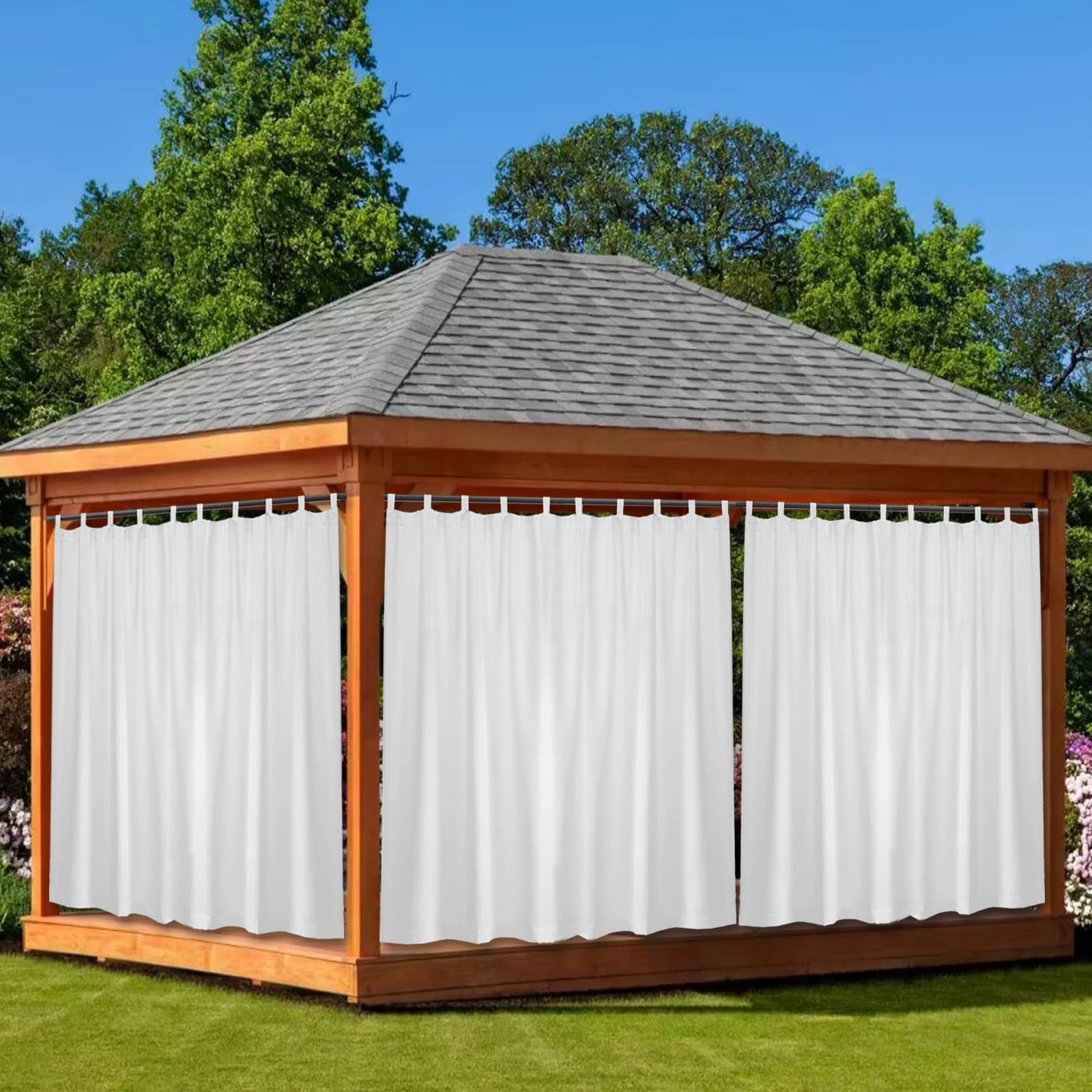 Tonnelle de jardin avec rideaux blancs, parfaite pour créer un espace ombragé et intime en extérieur. Idéale pour les réunions en plein air et les moments de détente, cette structure offre une protection optimale contre le soleil tout en ajoutant une touche élégante à votre espace vert.