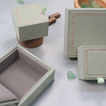 boîtes bijoux bois vert pastel bordure or rubans velours intérieur colliers rangement mariage