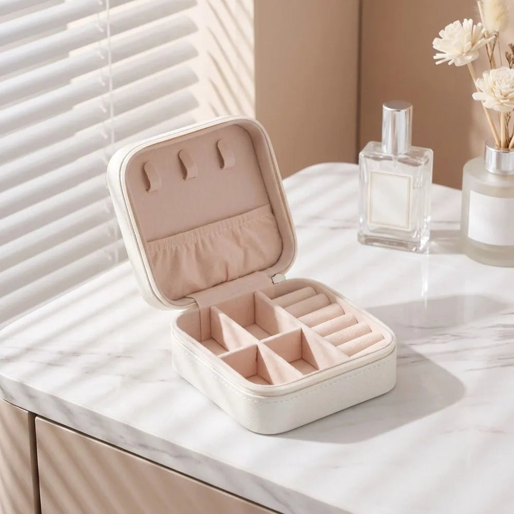 boîte bijoux velours beige rose pâle noir zip rangement classique chic porte bijoux femmes