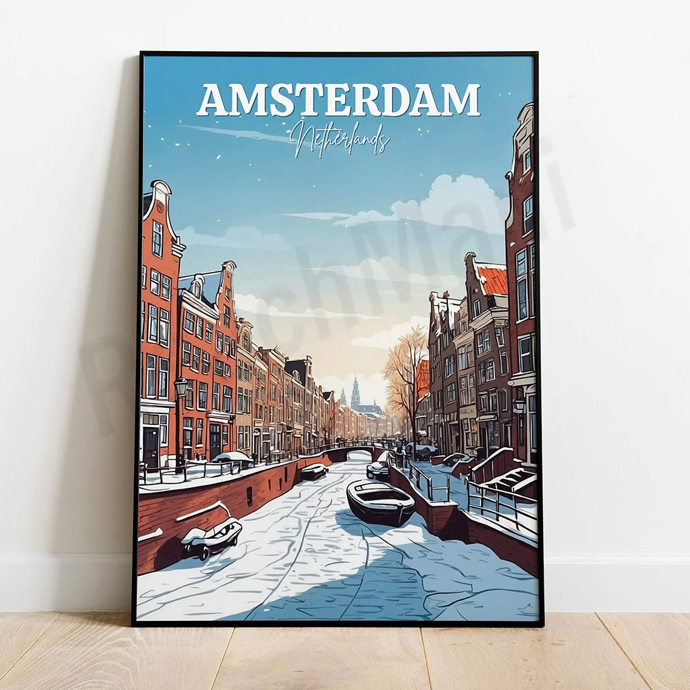 Un paysage urbain pittoresque d'Amsterdam, aux Pays-Bas, montrant des canaux, des bateaux, des maisons historiques et un ciel nuageux.