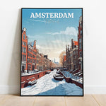 Un paysage urbain pittoresque d'Amsterdam, aux Pays-Bas, montrant des canaux, des bateaux, des maisons historiques et un ciel nuageux.