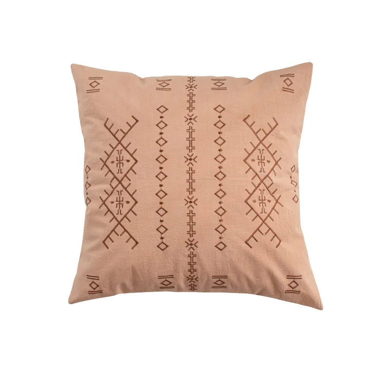 coussin carré beige clair motif géométrique moderne broderie lignes triangles décoration salon maison