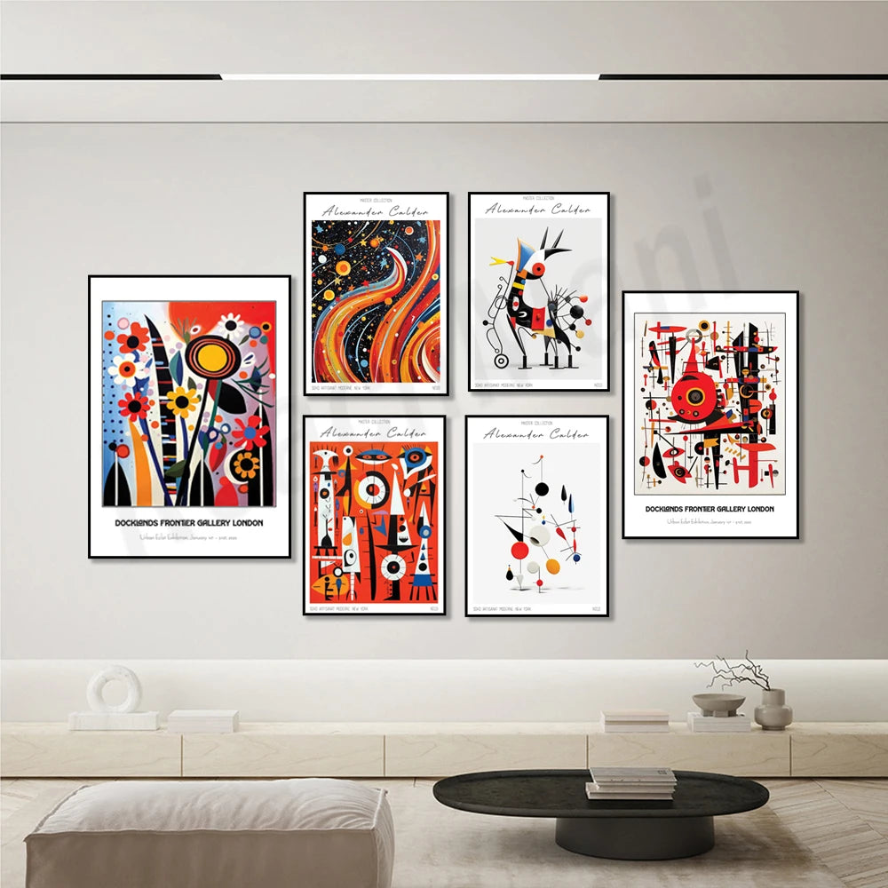 Cette salle de séjour accueillante met en valeur une belle collection d'affiches abstraites et colorées, mettant en scène des compositions dynamiques et des formes géométriques harmonieuses, créant une ambiance artistique et visuellement stimulante.