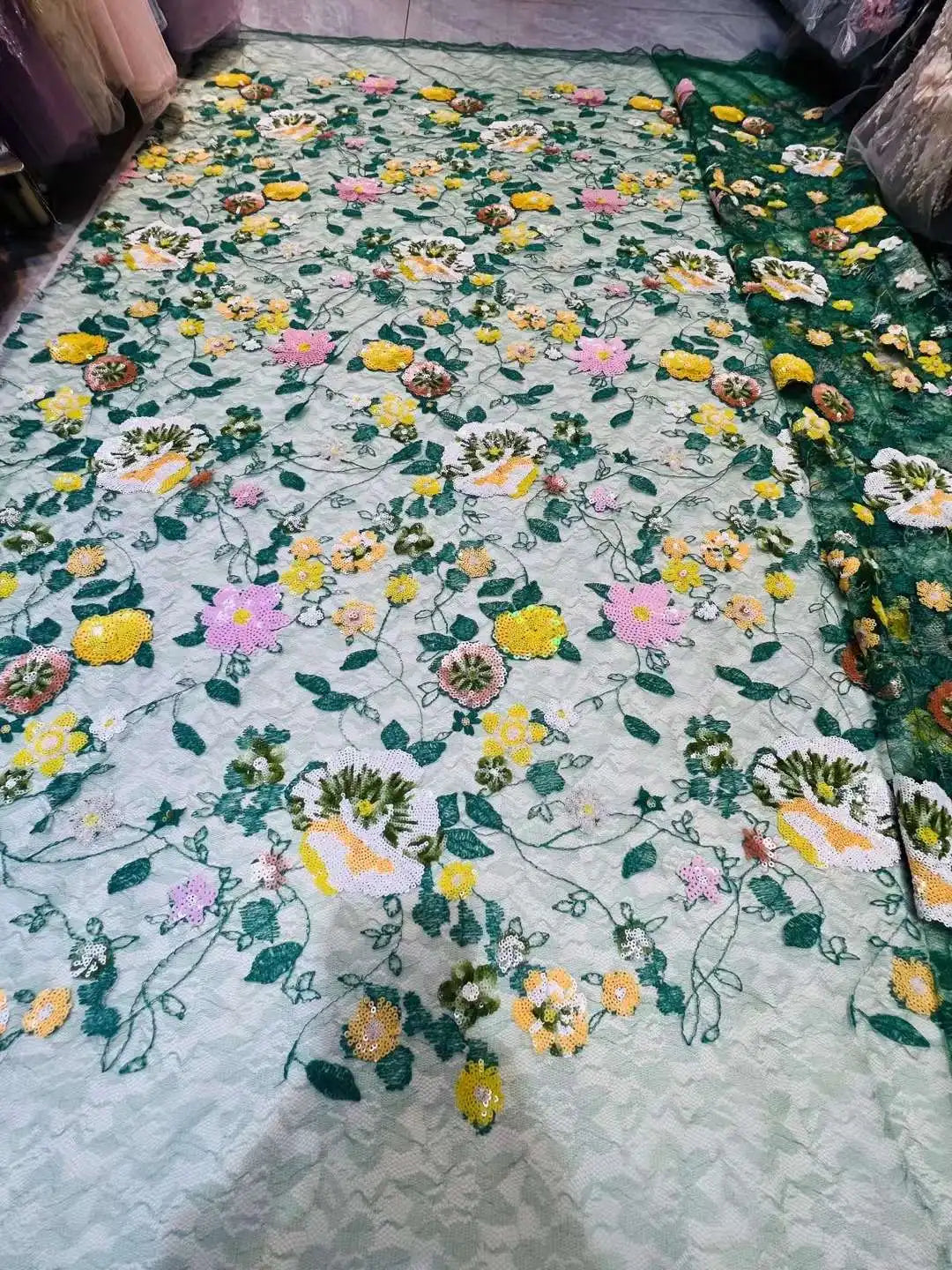 tissu brodé fleurs colorées paillettes sequins polyester vert beige rose rouge bleu soirée mariage
