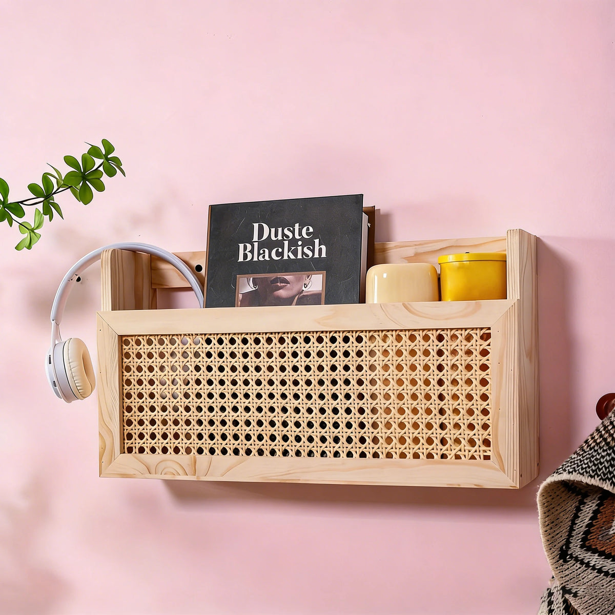 étagère murale moderne rustique bois naturel paille livre tasse casque organisation