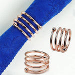 Bracelets en métal rose avec dentelle bleue, accessoires élégants et chics.