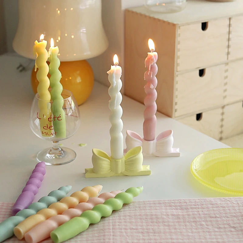 bougies parfumées vert pastel jaune rose blanches twistées moderne support nœud anniversaire décoration maison