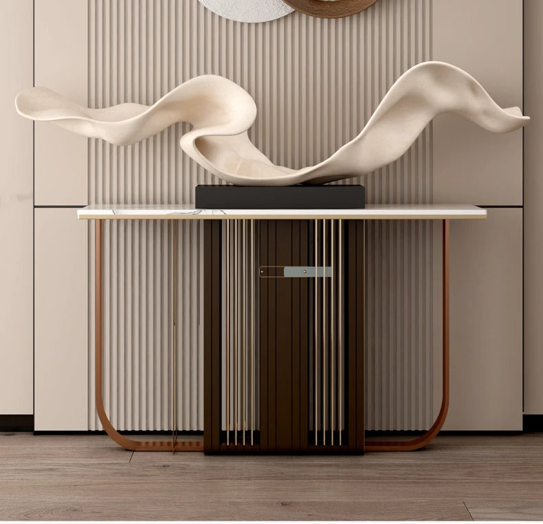 décoration moderne sculpture abstraite console mural panneau strié fauteuil cuir boules métalliques abat jour