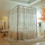 La chambre est décorée avec un beau lit à baldaquin et des rideaux en dentelle blanche, créant une ambiance élégante et romantique.