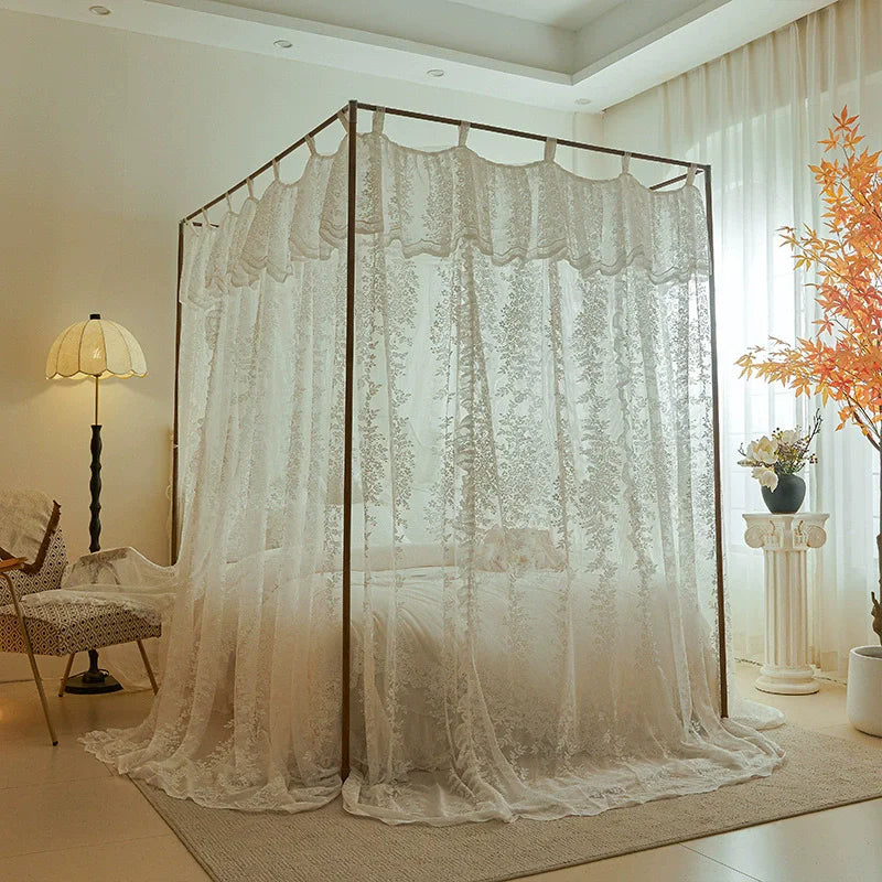La chambre est décorée avec un beau lit à baldaquin et des rideaux en dentelle blanche, créant une ambiance élégante et romantique.