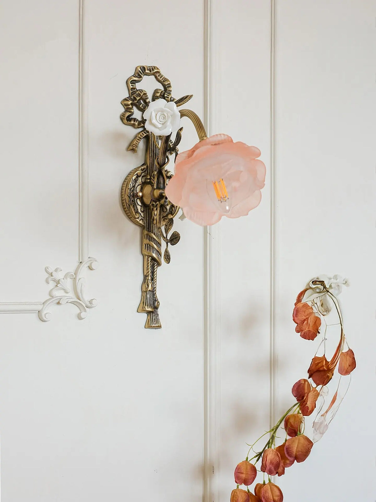 lampe murale vintage cuivre fleurs roses classique ornement métallique opalescent led chambre décoration fixations