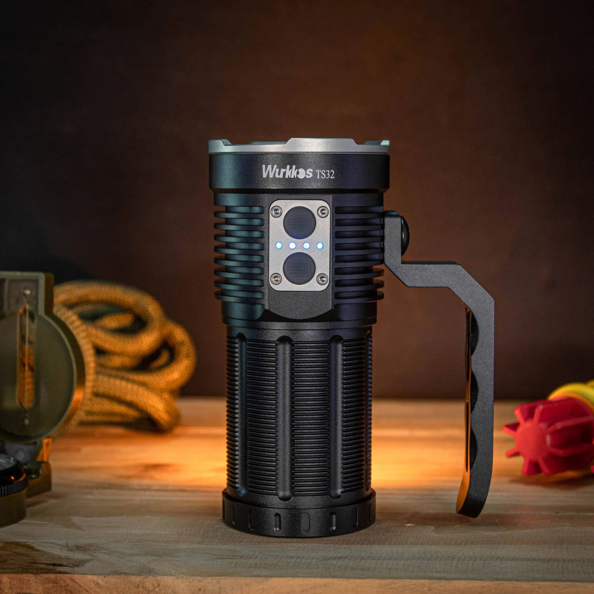 lampe poche led rechargeable 13000 lumens ip68 étanche 584m portée camping