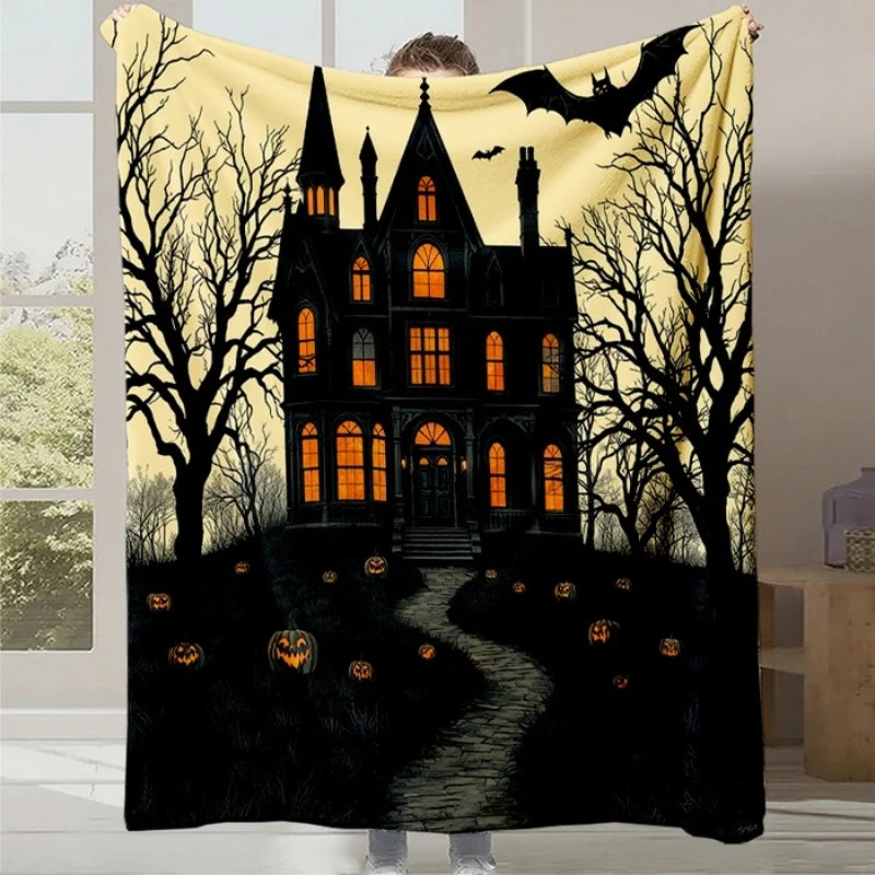 Une sombre et mystérieuse maison hantée se dresse sous un ciel nocturne, entourée de feuillages dépourvus de vie et de citrouilles grimaçantes, évoquant l'ambiance inquiétante de la nuit d'Halloween.