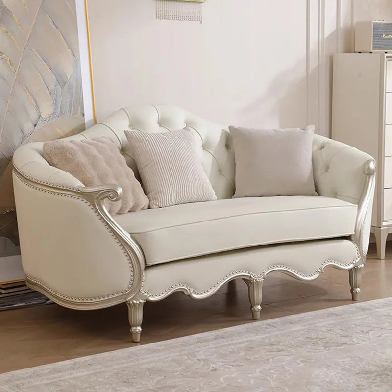 canapé capitonné classique couleur beige clair moderne pieds sculptés coussins décoratifs