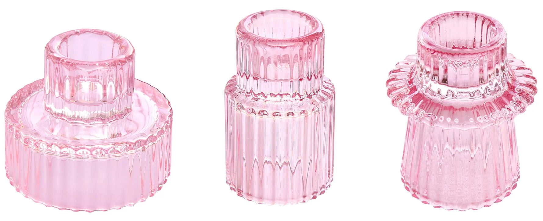 Des bougeoirs en verre rose aux formes élégantes et raffinées, parfaits pour créer une ambiance chaleureuse et féminine dans une pièce.