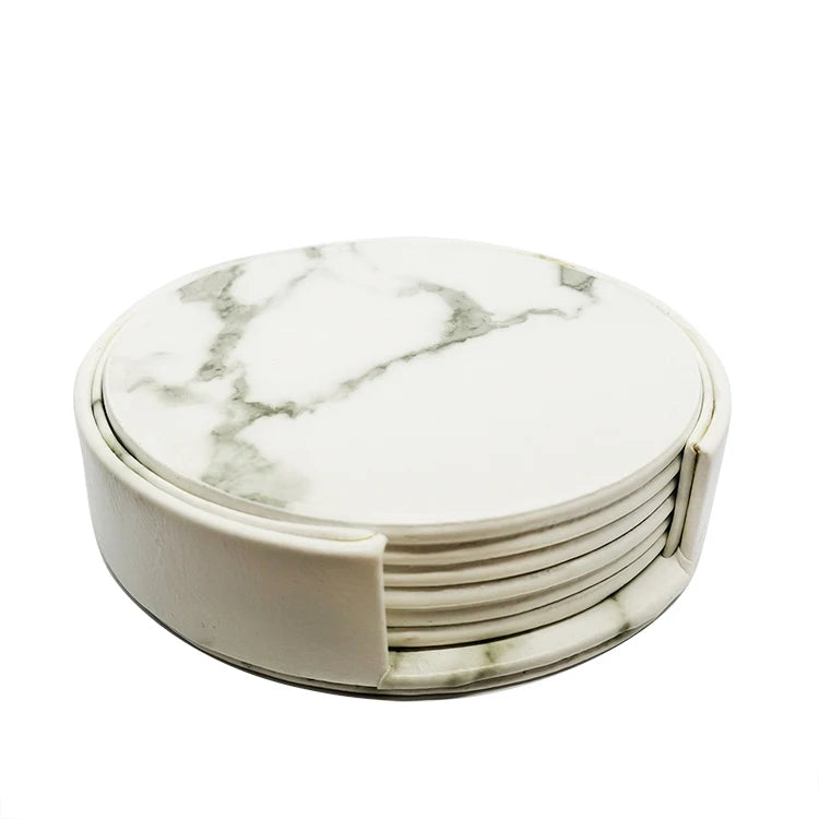 Ensemble de sous-verres ronds en céramique à motif de marbre blanc et gris.