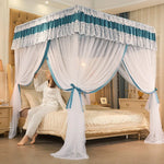 Cette chambre à coucher luxueuse présente un magnifique lit à baldaquin avec des rideaux blancs et bleus, offrant un environnement élégant et confortable.