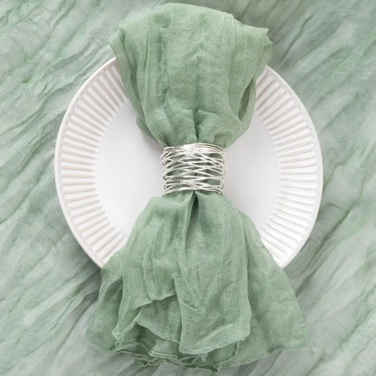 serviettes crêpe vert pastel serviettes table mariage classiques anneaux métalliques fleurs artificiellesétalesétales