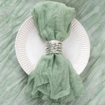 serviettes crêpe vert pastel serviettes table mariage classiques anneaux métalliques fleurs artificiellesétalesétales