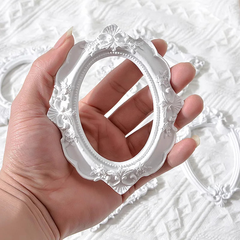 cadre photo blanc ornements floraux relief classique baroque accessoire décoration muriale papillon ruban plume