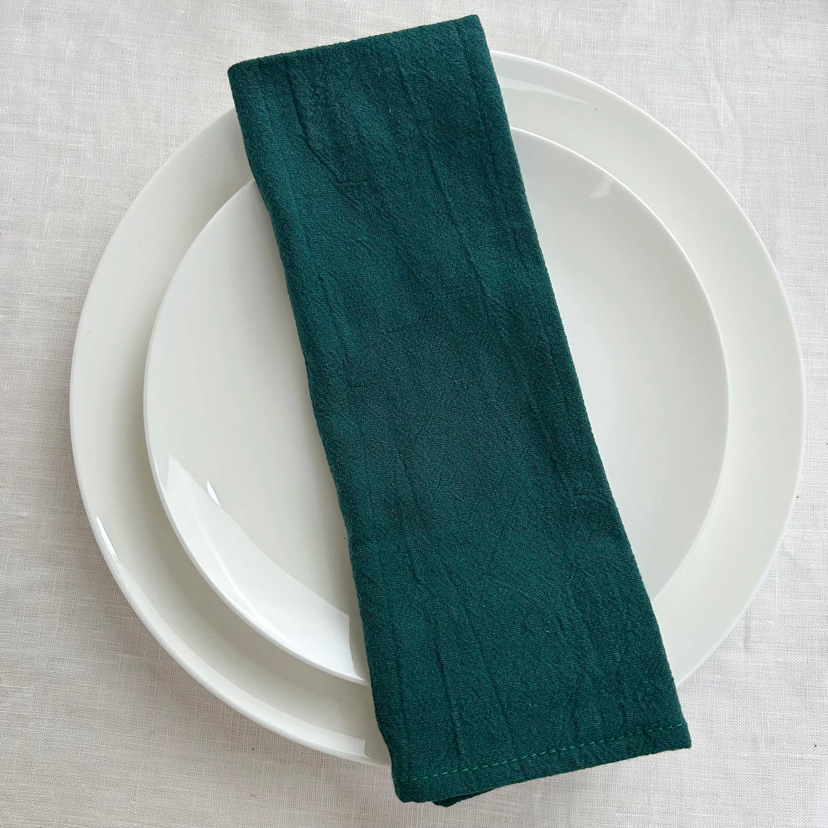 serviettes table coton vert pastel texture rugueuse rustique élégant papillon doré épingle blé
