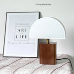 Vue de côté lampe rétro bois tissu chambre à coucher