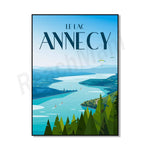 Le lac Annecy, un paysage de montagnes, de lacs turquoise et de voiles sur l'eau, illustrant la beauté naturelle et les activités de loisirs dans cette région française.