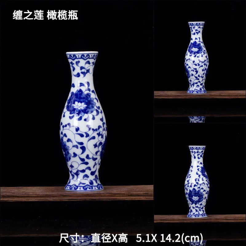 Vase en porcelaine bleu et blanc avec un motif floral élégant, sur une étagère en bois.