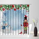 Rideau de douche de Noël décoratif avec motifs festifs, idéal pour ajouter une touche hivernale à votre salle de bain. Imprimé avec un bonhomme de neige joyeux et un soldat de bois coloré, entourés de décorations traditionnelles de Noël telles que des baies rouges et des ornements saisonniers. Créez une ambiance chaleureuse et accueillante pour les fêtes de fin d'année grâce à ce rideau élégant, parfait pour apporter magie et enchant