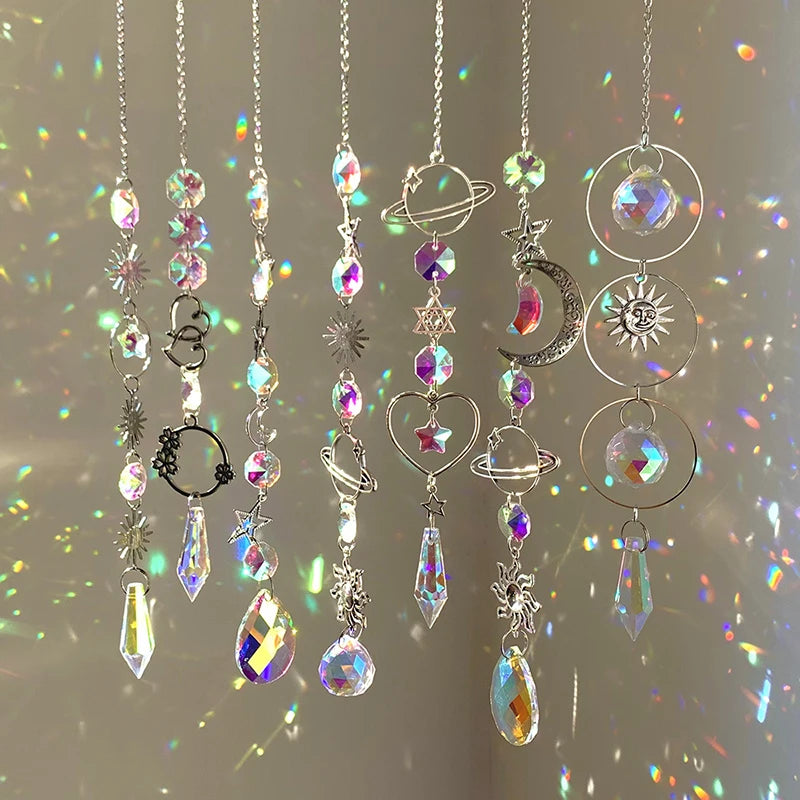 décoration murale cristal transparent multicolore motifs planétaires étoiles coeurs fantaisie cosmique chaîne métallique