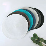 Set de table rond en polyester beige avec vaisselle élégante