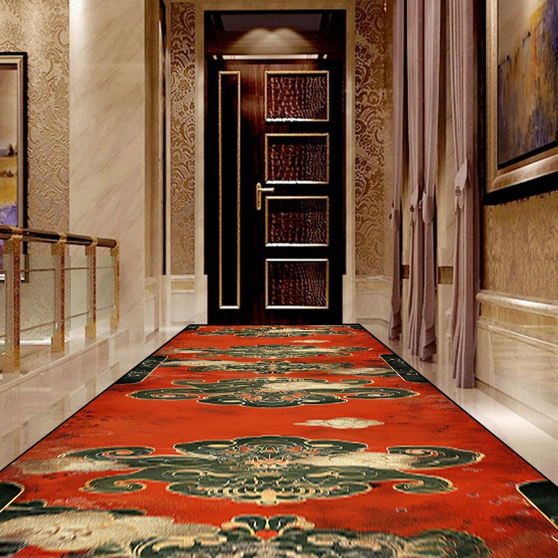 Cette image représente un magnifique couloir d'hôtel avec un élégant tapis aux motifs colorés et une porte décorée de panneaux de bois foncés.