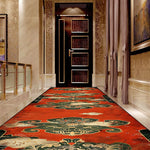 Cette image représente un magnifique couloir d'hôtel avec un élégant tapis aux motifs colorés et une porte décorée de panneaux de bois foncés.