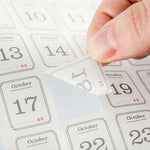 calendriers mensuels adhésifs blanc gris rouge numérotés mois spécifiques 205mm 85mm minimaliste fonctionnel