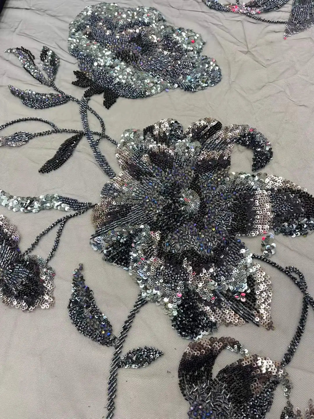 tissu décoratif tulle dentelle fleurs brodées paillettes bleu marine noir beige vert clair élégant