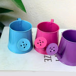 arrosoir moderne poignée perforations bleu rose violet vert blanc