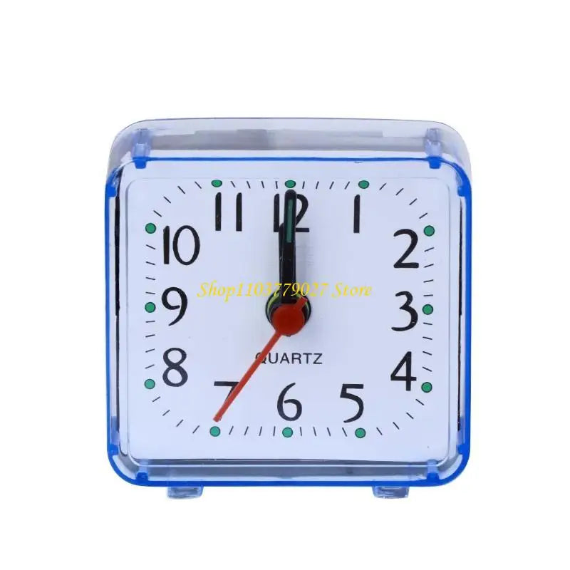 horloge carrée classique aiguilles numéros blanc rose bleu points verts pieds analogique