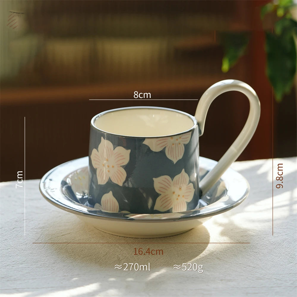 Une tasse et soucoupe en porcelaine décorées de fleurs élégantes.