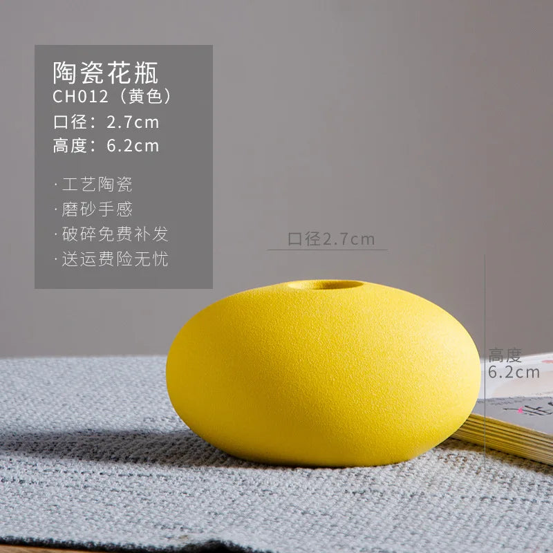 Vase en céramique de couleur jaune avec des dimensions indiquées.