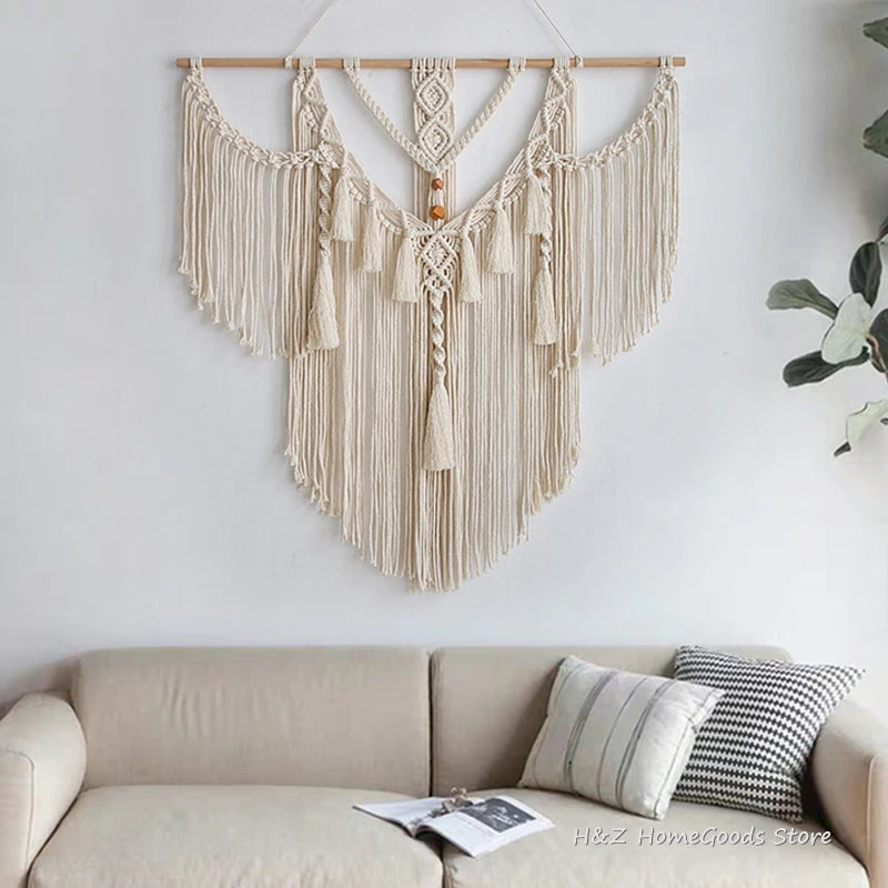 Détail des pompons et tissage main de la tapisserie macramé