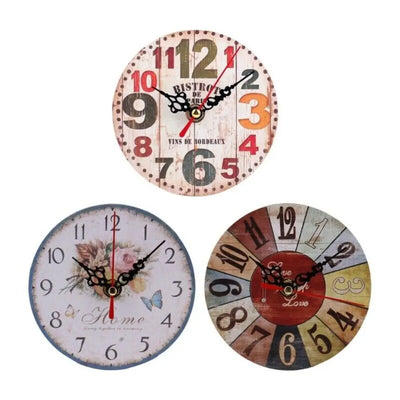 Horloge murale en bois vintage couleur rose sur fond blanc