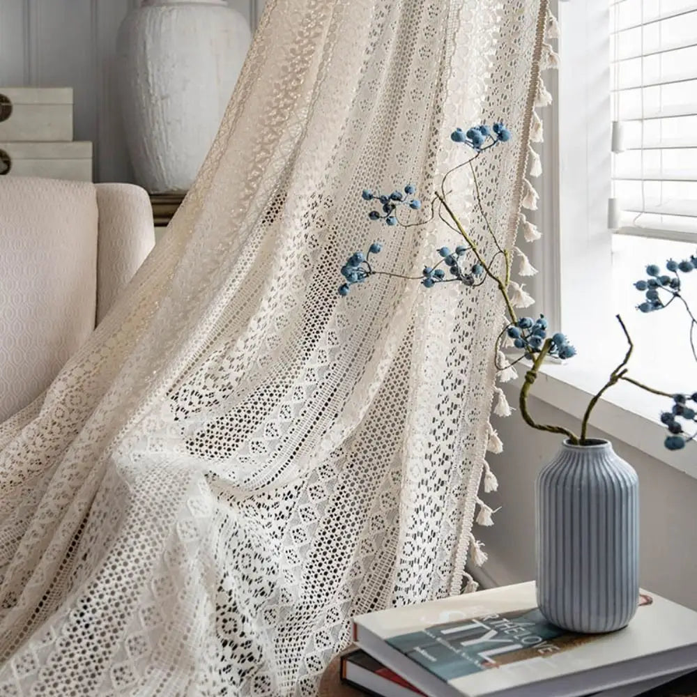 rideau boho chic beige clair dentelle fine motifs géométriques pompons blancs 100 coton résistant