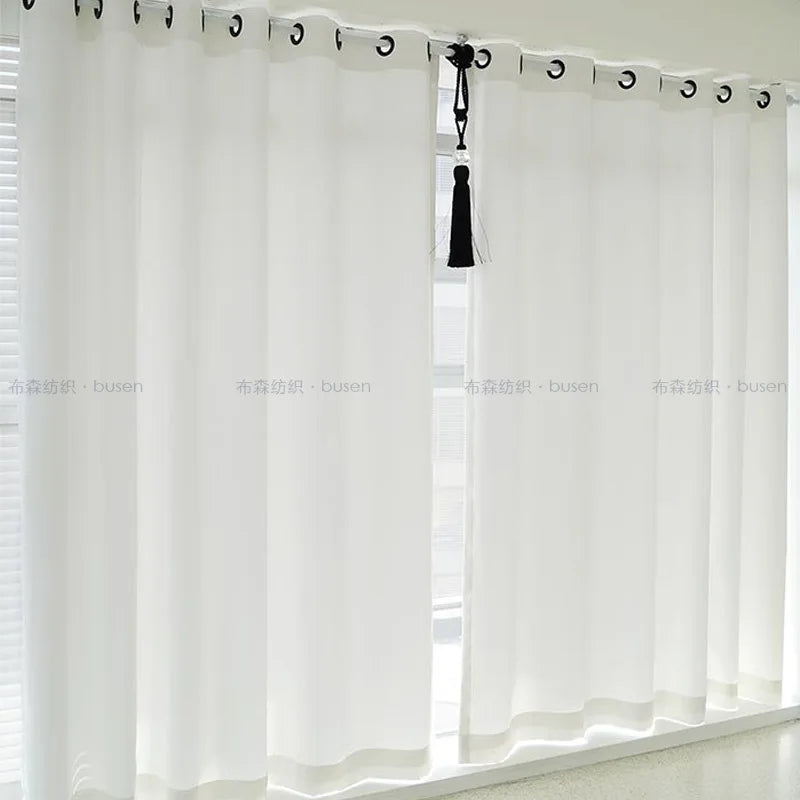 rideau blanc transparent moderne anneaux noirs pompons fenêtre salon chambre