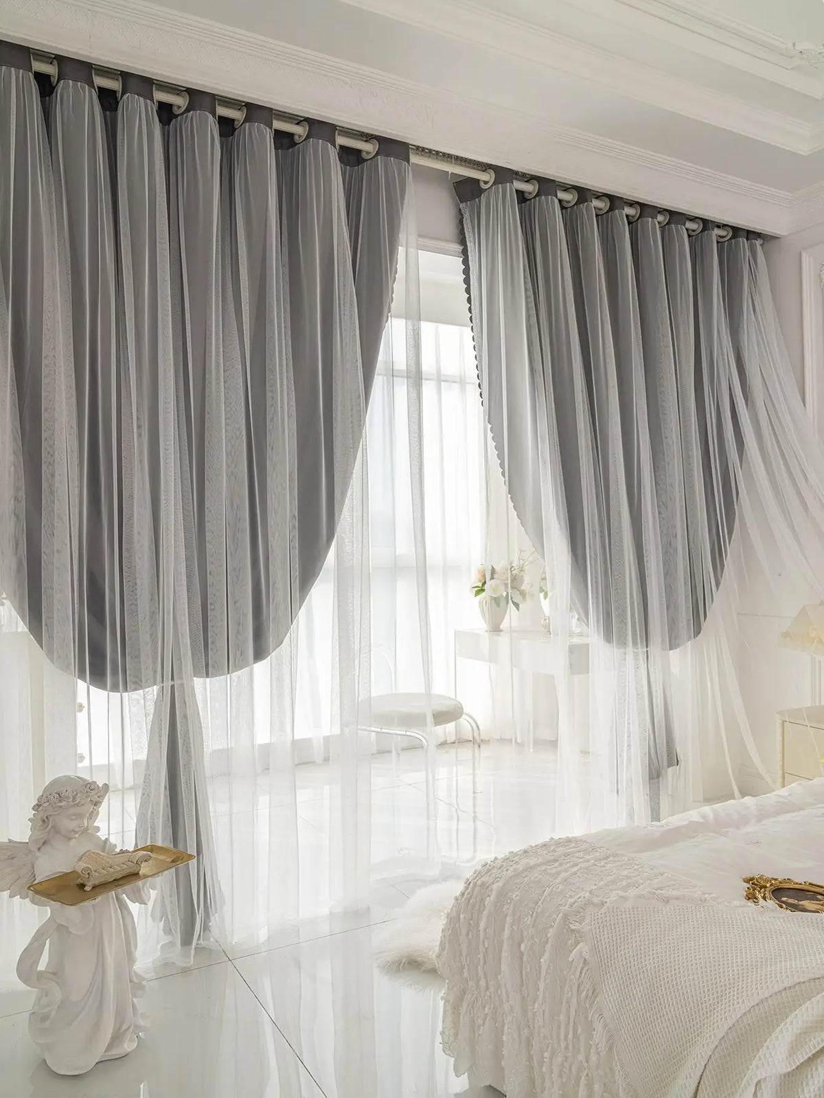 Rideau gris dans une chambre à coucher avec lumière naturelle filtrée